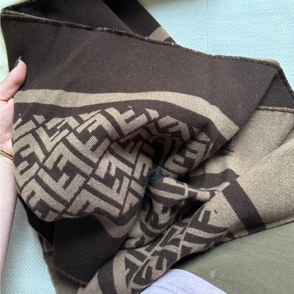Authentic Fendi reversible wool scarf - Picture 5 of 6